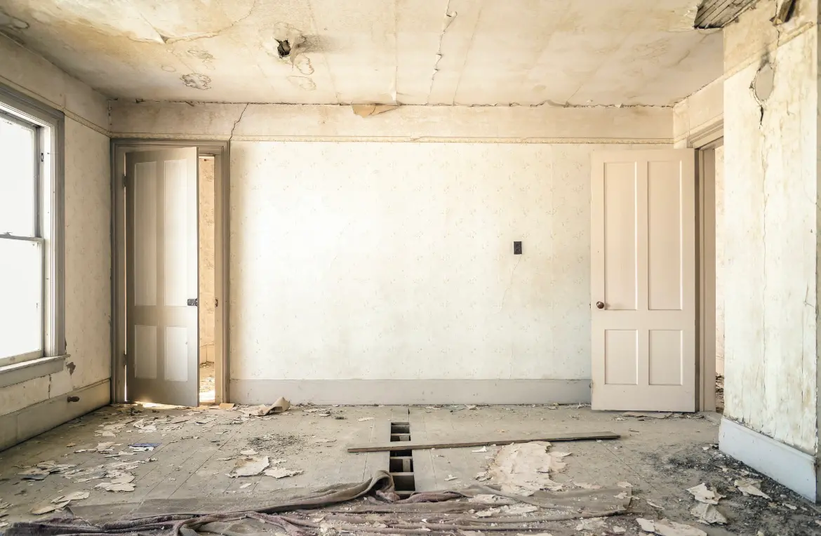 Waste disposal crew managing a cleanout project in El Cerro